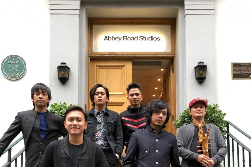 Keenam anggota D’Masiv di depan Studio Abbey Road.